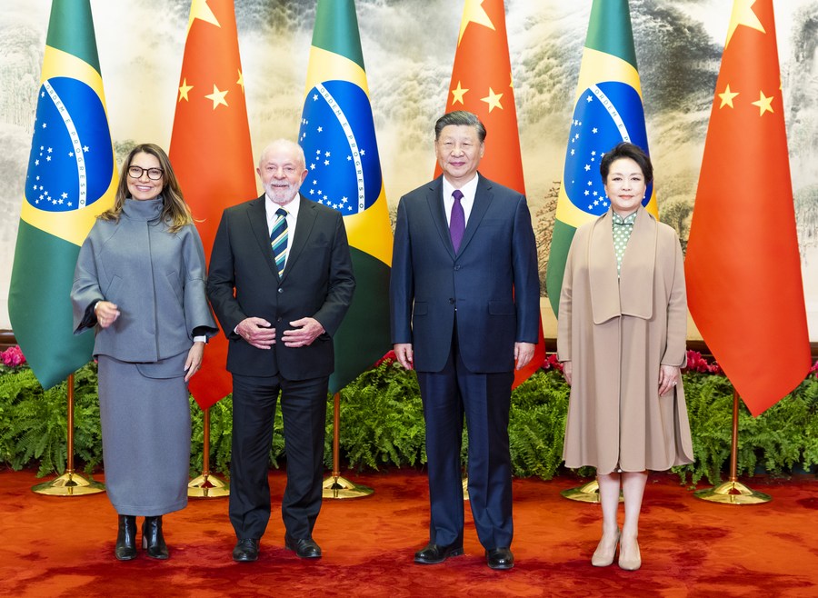El presidente chino, Xi Jinping (2-d), y su esposa, Peng Liyuan (1-d), posan para una fotografía grupal con el presidente brasileño, Luiz Inácio Lula da Silva (2-i), y su esposa, Rosangela da Silva (1-i), previo a las conversaciones entre Xi y Lula, en Beijing, capital de China, el 14 de abril de 2023. (Xinhua/Huang Jingwen)