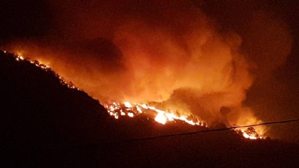 At least two dead and hundreds evacuated by forest fires in Sicily